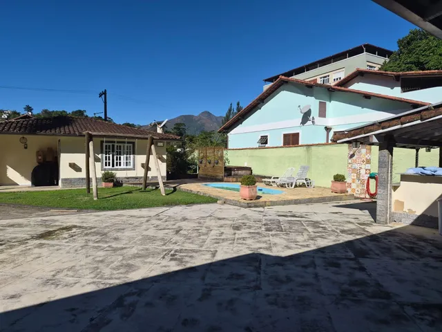 Casa com 890m², à venda, no bairro Duchas em Petrópolis