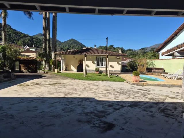 Casa com 890m², à venda, no bairro Duchas em Petrópolis
