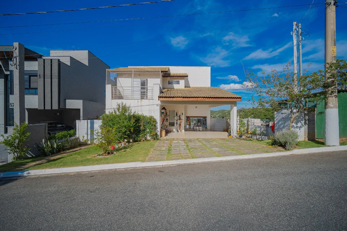 Casa em condomínio para venda com 3 quartos, sendo 1 suíte, 272m²