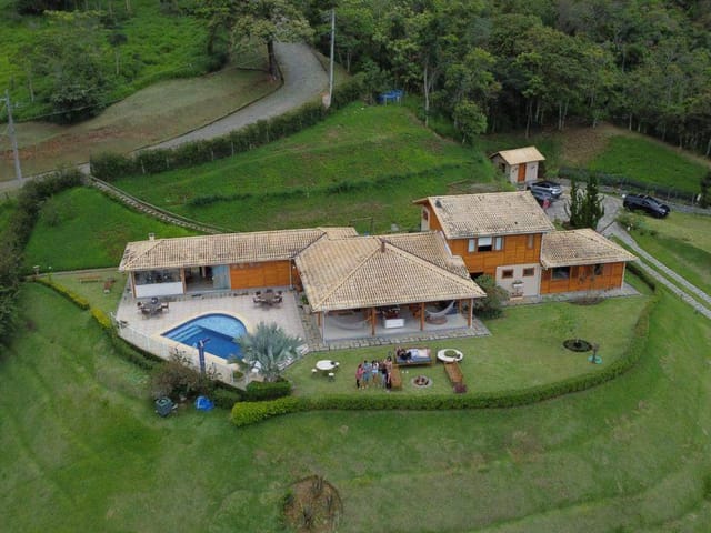 Casa com 11946m² 4 quartos e 5 banheiros, à venda, no bairro Cuiabá em Petrópolis