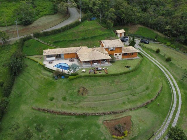 Casa com 11946m² 4 quartos e 5 banheiros, à venda, no bairro Cuiabá em Petrópolis