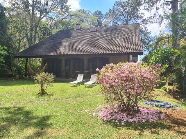 Casa 5 quartos e 6 banheiros, para alugar, no bairro Condomínio Flamboyant-B em Atibaia