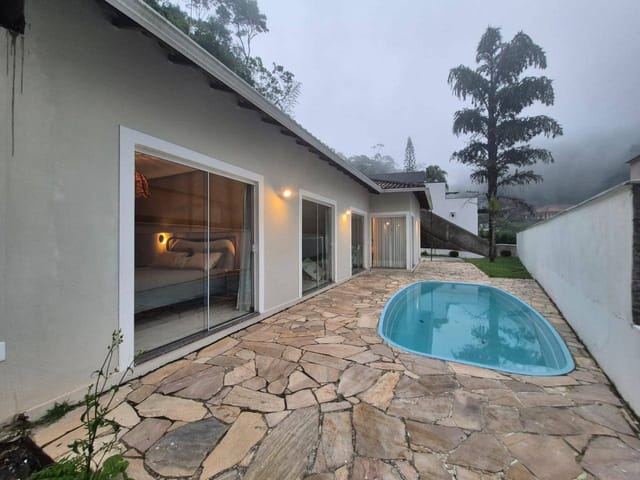 Casa com 2020m², à venda, no bairro Quarteirão Italiano em Petrópolis