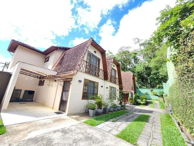 Casa 3 quartos e 2 banheiros, à venda, no bairro Valparaíso em Petrópolis