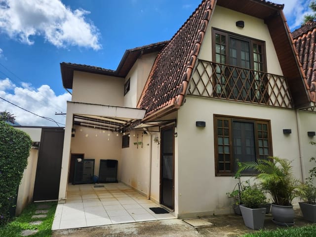 Casa 3 quartos e 2 banheiros, à venda, no bairro Valparaíso em Petrópolis