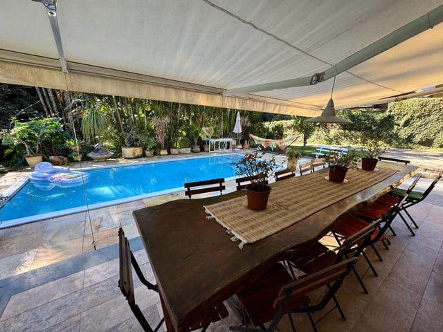 Casa com 1366m² 5 quartos e 4 banheiros, à venda, no bairro Fazenda Inglesa em Petrópolis