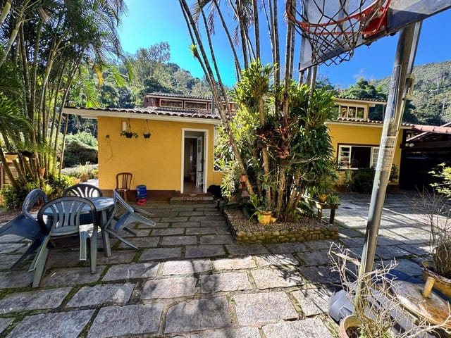 Casa com 1366m² 5 quartos e 4 banheiros, à venda, no bairro Fazenda Inglesa em Petrópolis