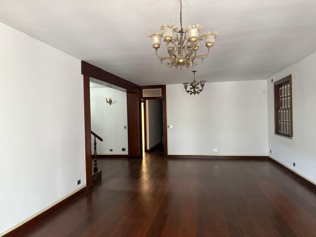 Casa com 500m² 6 quartos e 4 banheiros, à venda ou para alugar, no bairro Centro em Petrópolis