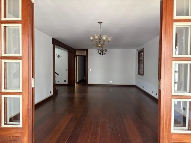 Casa com 500m² 6 quartos e 4 banheiros, à venda ou para alugar, no bairro Centro em Petrópolis