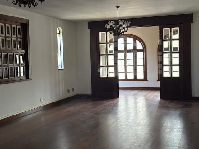 Casa com 500m² 6 quartos e 4 banheiros, à venda ou para alugar, no bairro Centro em Petrópolis