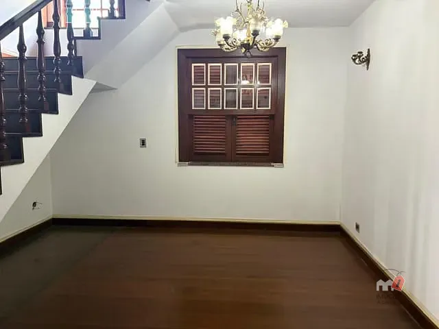 Casa com 500m² 6 quartos e 4 banheiros, à venda ou para alugar, no bairro Centro em Petrópolis