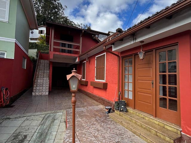 Casa 2 quartos e 1 banheiro, à venda ou para alugar, no bairro Valparaíso em Petrópolis