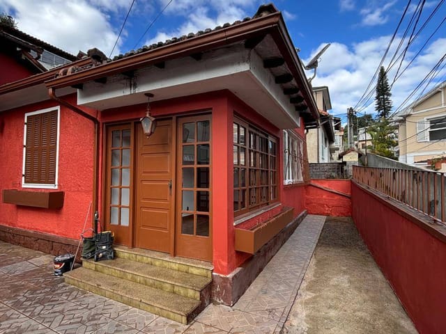 Casa 2 quartos e 1 banheiro, à venda ou para alugar, no bairro Valparaíso em Petrópolis