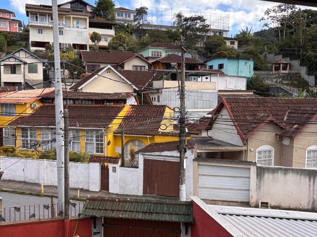 Casa 2 quartos e 1 banheiro, à venda ou para alugar, no bairro Valparaíso em Petrópolis