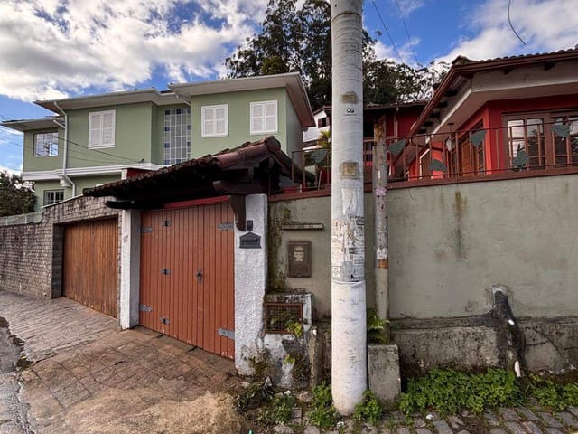 Casa 2 quartos e 1 banheiro, à venda ou para alugar, no bairro Valparaíso em Petrópolis