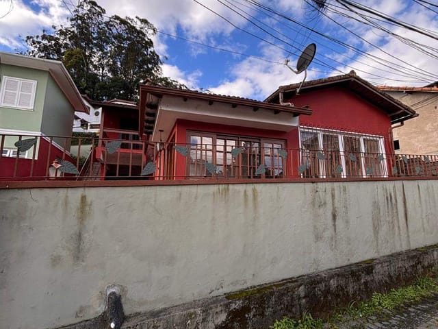 Casa 2 quartos e 1 banheiro, à venda ou para alugar, no bairro Valparaíso em Petrópolis