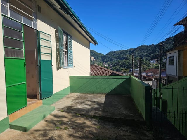 Casa 2 quartos e 1 banheiro, para alugar, no bairro Mosela em Petrópolis