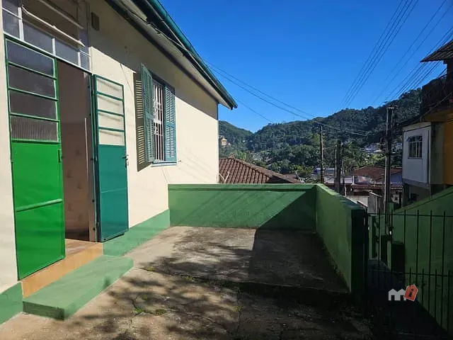 Casa 2 quartos e 1 banheiro, para alugar, no bairro Mosela em Petrópolis
