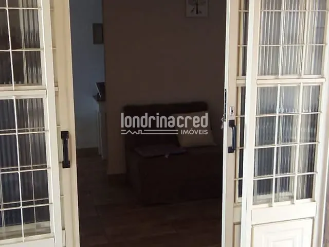 Casa com 250m² 2 quartos e 2 banheiros, à venda, no bairro Conjunto Habitacional Milton Gavetti em Londrina