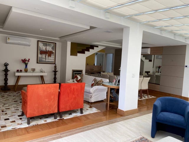 Casa 3 quartos e 5 banheiros, para alugar, no bairro Valparaíso em Petrópolis