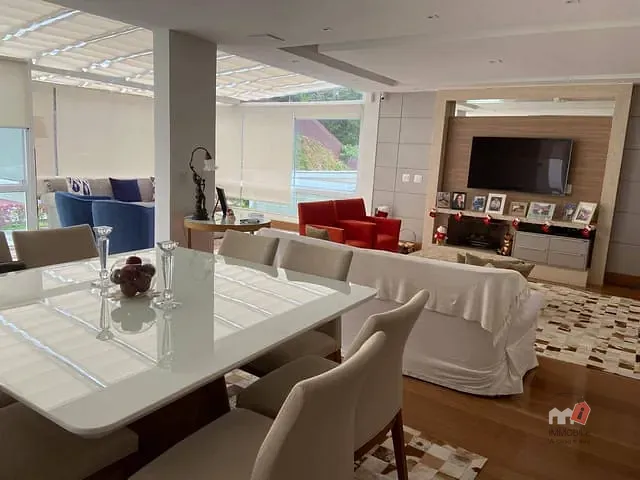 Casa 3 quartos e 5 banheiros, à venda, no bairro Valparaíso em Petrópolis