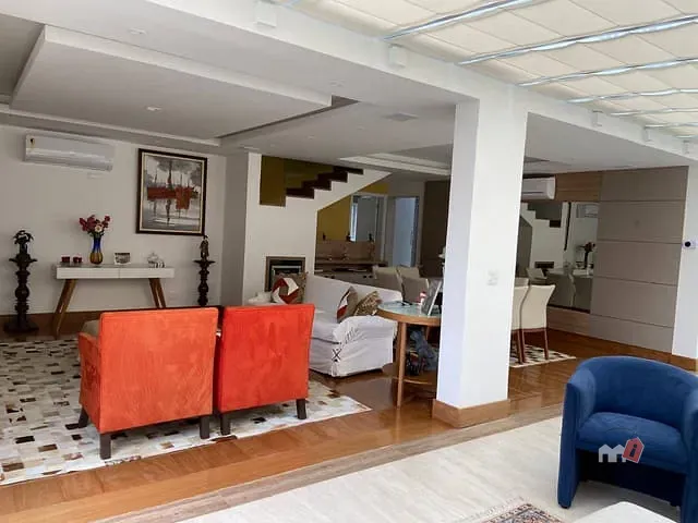 Casa 3 quartos e 5 banheiros, à venda, no bairro Valparaíso em Petrópolis
