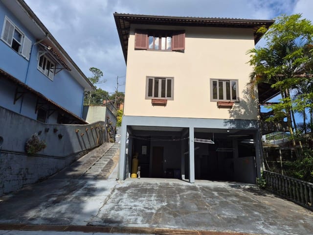 Casa 3 quartos e 3 banheiros, à venda ou para alugar, no bairro São Sebastião em Petrópolis