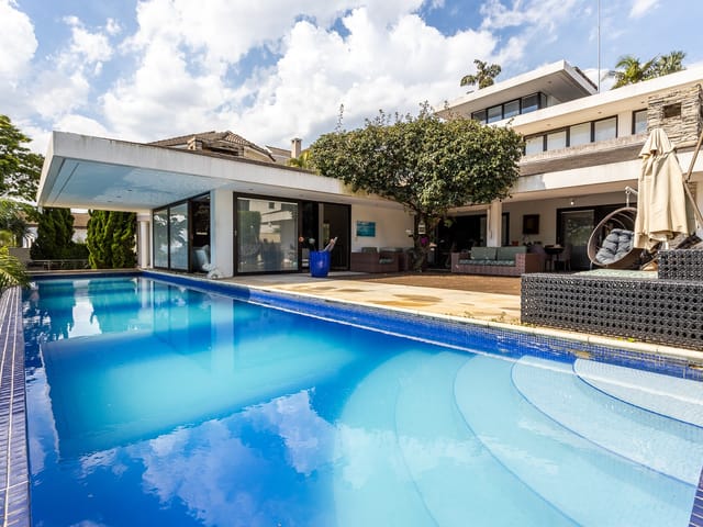 Casa com 796m² 5 quartos e 4 banheiros, à venda ou para alugar, no bairro Alphaville em Santana de Parnaíba