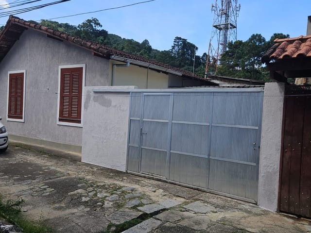 Casa 2 quartos e 1 banheiro, para alugar, no bairro Mosela em Petrópolis