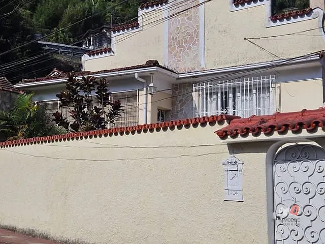 Casa com 325m² 5 quartos e 1 banheiro, à venda, no bairro Centro em Petrópolis
