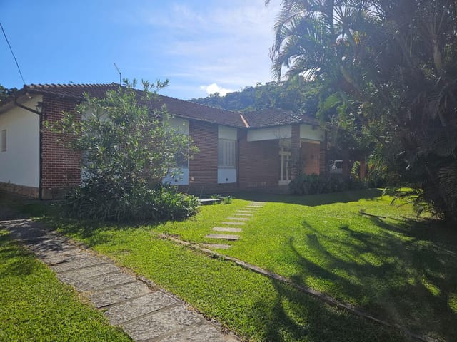 Casa com 1500m² 5 quartos e 3 banheiros, para alugar, no bairro Bingen em Petrópolis