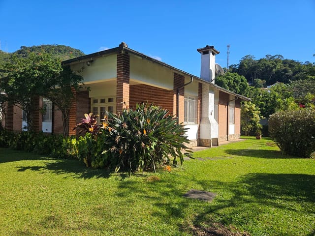 Casa com 1500m² 5 quartos e 3 banheiros, para alugar, no bairro Bingen em Petrópolis