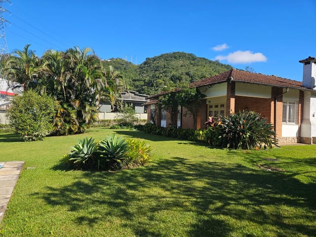 Casa com 1500m² 5 quartos e 3 banheiros, para alugar, no bairro Bingen em Petrópolis