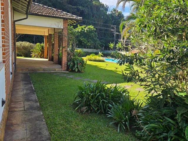 Casa com 1500m² 5 quartos e 3 banheiros, para alugar, no bairro Bingen em Petrópolis