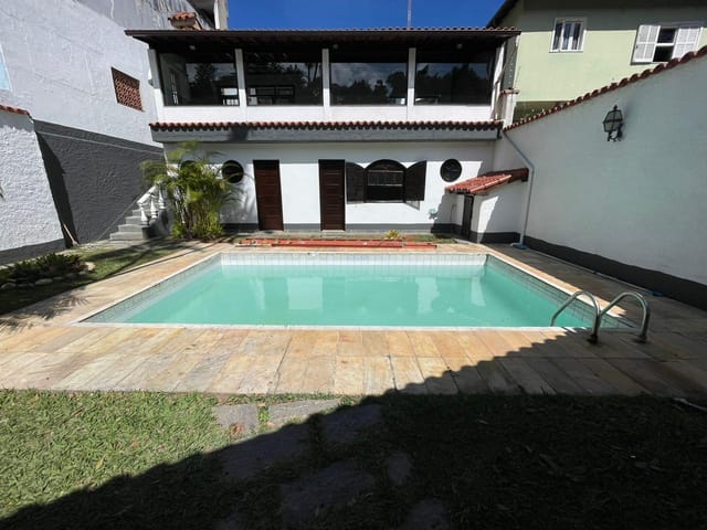 Casa com 300m², à venda, no bairro Itamarati em Petrópolis