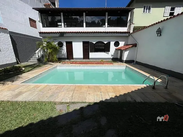 Casa com 300m², à venda, no bairro Itamarati em Petrópolis