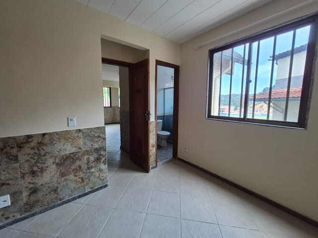 Casa 1 quarto e 2 banheiros, para alugar, no bairro Quarteirão Ingelheim em Petrópolis