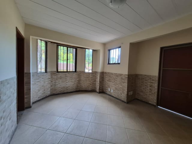 Casa 1 quarto e 2 banheiros, para alugar, no bairro Quarteirão Ingelheim em Petrópolis