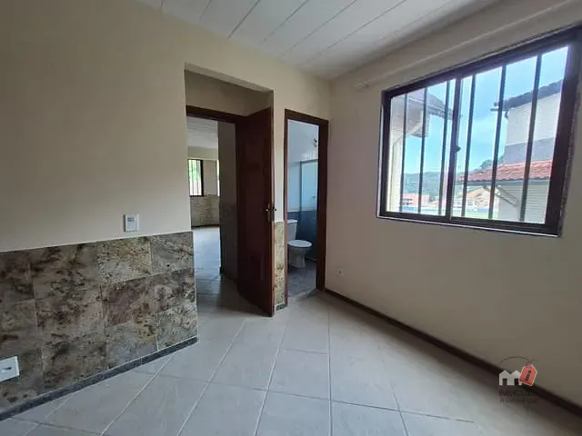 Casa 1 quarto e 2 banheiros, para alugar, no bairro Quarteirão Ingelheim em Petrópolis