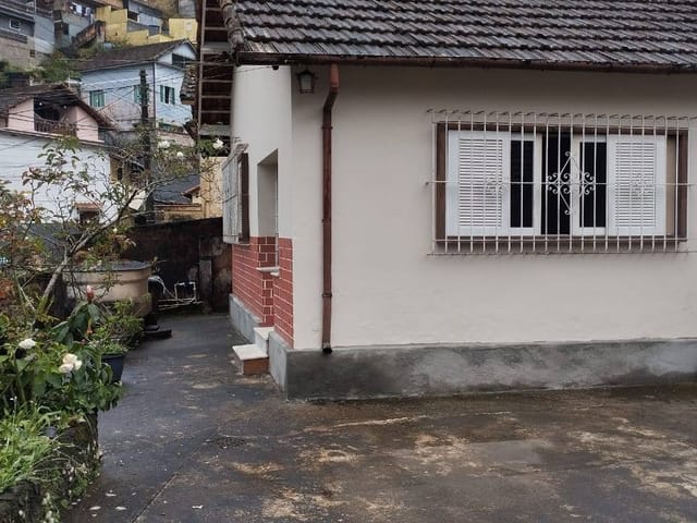 Casa com 214m² 2 quartos e 2 banheiros, à venda, no bairro Castrioto em Petrópolis