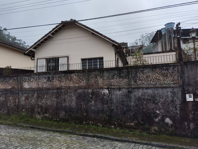 Casa com 214m² 2 quartos e 2 banheiros, à venda, no bairro Castrioto em Petrópolis