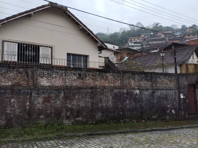 Casa com 214m² 2 quartos e 2 banheiros, à venda, no bairro Castrioto em Petrópolis