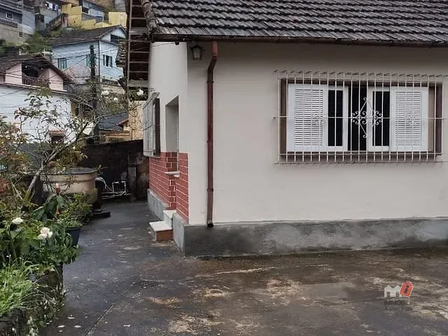 Casa com 214m² 2 quartos e 2 banheiros, à venda, no bairro Castrioto em Petrópolis