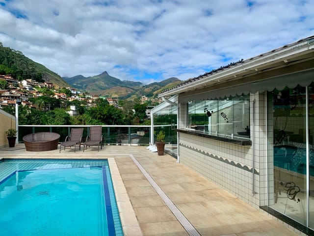 Casa com 379m² 4 quartos e 3 banheiros, à venda, no bairro Cascatinha em Petrópolis