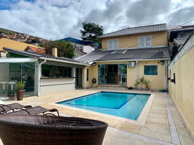 Casa com 379m² 4 quartos e 3 banheiros, à venda, no bairro Cascatinha em Petrópolis