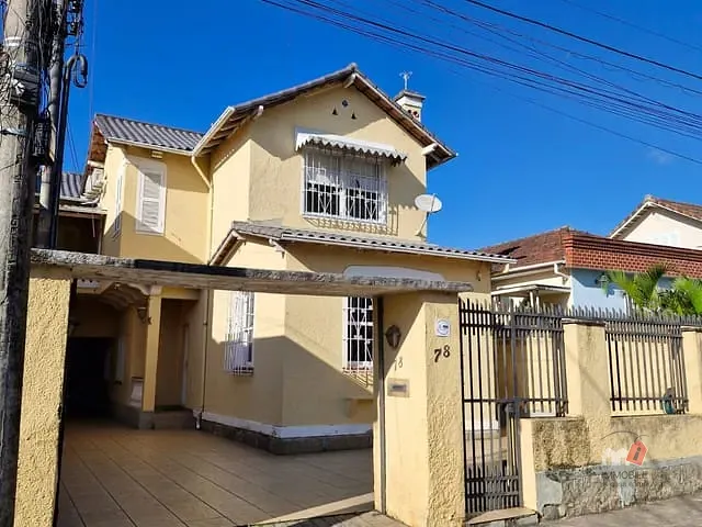 Casa com 379m² 4 quartos e 3 banheiros, à venda, no bairro Cascatinha em Petrópolis