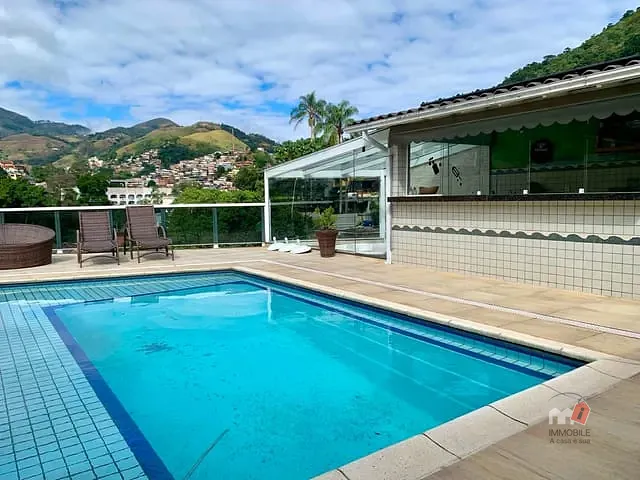 Casa com 379m² 4 quartos e 3 banheiros, à venda, no bairro Cascatinha em Petrópolis