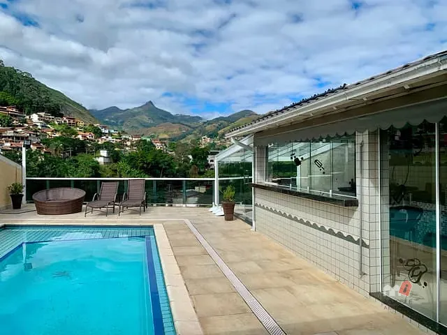 Casa com 379m² 4 quartos e 3 banheiros, à venda, no bairro Cascatinha em Petrópolis