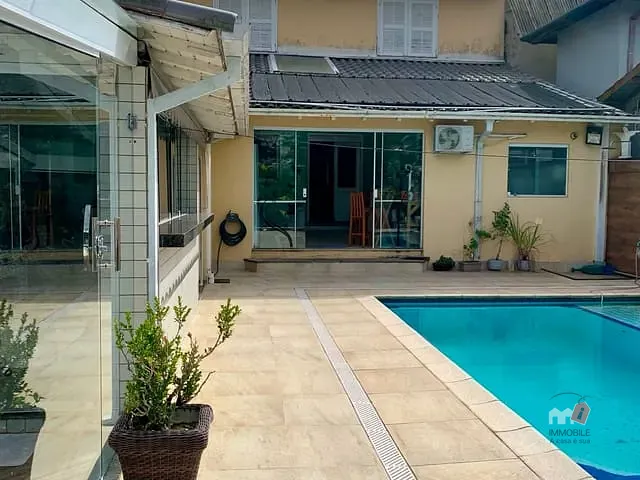 Casa com 379m² 4 quartos e 3 banheiros, à venda, no bairro Cascatinha em Petrópolis