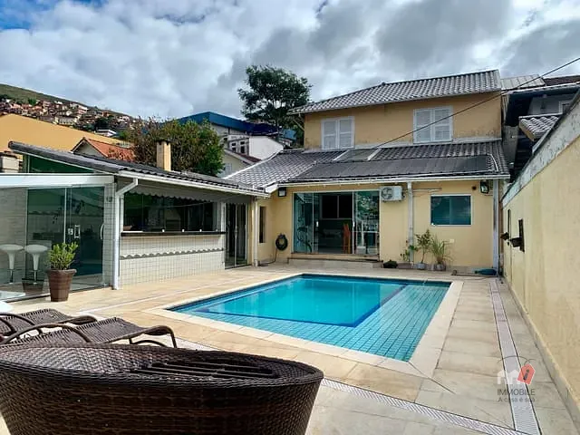 Casa com 379m² 4 quartos e 3 banheiros, à venda, no bairro Cascatinha em Petrópolis